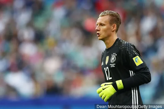 2017年6月19日、ロシア・ソチのフィシュト・オリンピック・スタジアムで行われたFIFAコンフェデレーションズカップ ロシア2017グループBのオーストラリア対ドイツ戦を観戦するドイツのベルント・レノ。' title='レポート：アーセナル、バイエル・レバークーゼンのエース、ベルント・レノ獲得に向けて夏の急襲に臨む