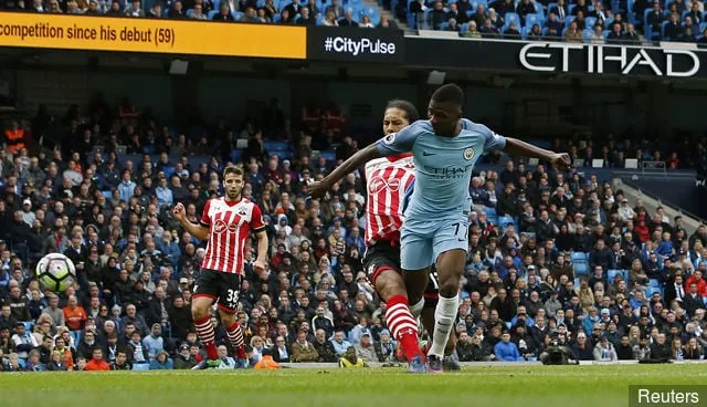 맨체스터 시티' title=''돈은 어디 있지?' 데이비드 골드가 댓글로 팬들의 분노를 불러일으키자 웨스트햄의 재정이 면밀히 조사됐다.