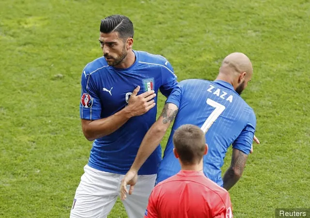 Italië' title='Kijk: de ellende van Simone Zaza gaat door na de lachwekkende cameo van de West Ham-aanvaller voor Italië