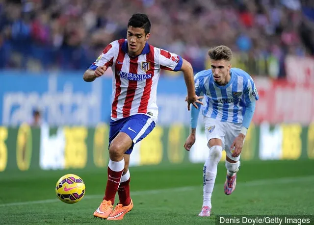 Raul Jimenez fra Club Atletico de Madrid raser forbi Samuel Castillejo fra Malaga CF under La Liga-kampen mellom Club Atletico de Madrid og Malaga CF på Vicente Calderon Stadium på...' title='Raul Jimenez’ fiasko i Benfica kan være perfekt for Wolves