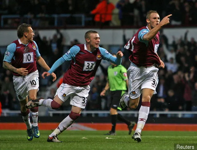 Jack Collison feiert mit Freddie Sears und Craig Bellamy (l.) das erste Tor für West Ham United.' title='Der Verletzungsfluch bei West Ham schlägt erneut zu, da ein weiterer wichtiger Star sich Tests unterziehen muss