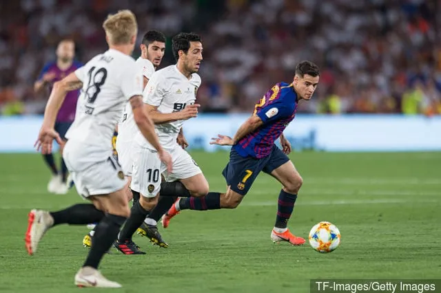 Daniel Parejo du FC Valence et Philippe Coutinho du FC Barcelone se battent pour le ballon lors du match de la Copa del Rey espagnole entre Barcelone et Valence à l'Estadio Benito Villamarin le...' title='Les fans de Liverpool réagissent à la prestation de Philippe Coutinho pour Barcelone