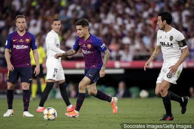 (De gauche à droite) Philippe Coutinho du FC Barcelone Daniel Parejo du Valencia CF lors du match espagnol de la Copa del Rey entre le FC Barcelone et Valence au stade Benito Villamarin le 25 mai...' title='Les fans de Liverpool réagissent à la prestation de Philippe Coutinho pour Barcelone