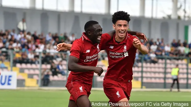 (LE SOLEIL SORTIE DU SOLEIL DIMANCHE) Bobby Adekanye de Liverpool célèbre après avoir marqué le premier but lors du match de l'UEFA Youth League entre Naples U19 et Liverpool Under 19 à...' title='Bobby Adekanye envoie un message à Liverpool sur Twitter alors que les rumeurs sur la Lazio tourbillonnent