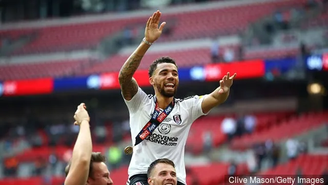 Раян Фрэдэрыкс з 'Фулхэма' святкуе разам з Маркусам Бецінелі з 'Фулхэма' пасля перамогі сваіх каманд у фінале плэй-оф Sky Bet Championship паміж 'Астан Вілай' і 'Фулхэмам' на 'Уэмблі'...' title='Заўзятары Фулхэма адпраўляюць паведамленне Раяну Фрэдэрыксу з Вест Хэма ў Twitter