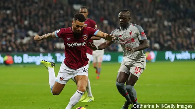 Раян Фрэдэрыкс з 'Вест Хэма Юнайтэд' страляе ў той час, калі яму кідае выклік Садыё Мане з 'Ліверпуля' падчас матчу Прэм'ер-лігі паміж 'Вест Хэм Юнайтэд' і ФК 'Ліверпуль' на лонданскім стадыёне ў лютым...' title='Заўзятары Фулхэма адпраўляюць паведамленне Раяну Фрэдэрыксу з Вест Хэма ў Twitter