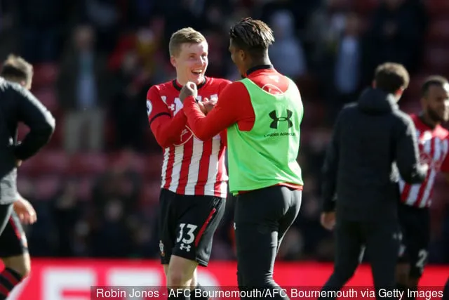Matt Targett et Mario Lemina de Southampton célèbrent après avoir obtenu une autre saison en Premier League après leur match nul 3-3 lors du match de Premier League entre le Southampton FC...' title='Les fans de Southampton réagissent au transfert de Matt Targett à Aston Villa