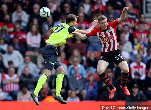 Matt Targett de Southampton bat Jon Gorenc Stankovic de Huddersfield Town dans une bataille aérienne lors du match de la Premier League entre Southampton FC et Huddersfield Town à St Mary' title='Les fans de Southampton réagissent au transfert de Matt Targett à Aston Villa