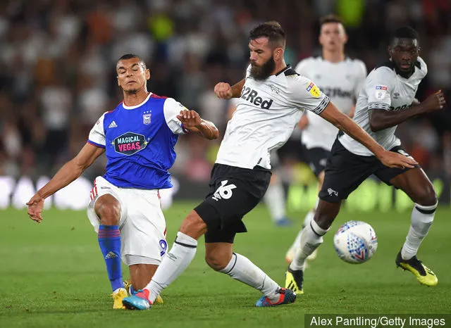 더비 카운티의 조 레들리가 2018년 8월 21일 프라이드 파크 스타디움에서 열린 더비 카운티와 입스위치 타운 간의 스카이 베트 챔피언십 경기에서 입스위치 타운의 케이든 잭슨에게 태클을 하고 있습니다.' title='셀틱 팬들은 조 레들리의 복귀를 원하고 있습니다.