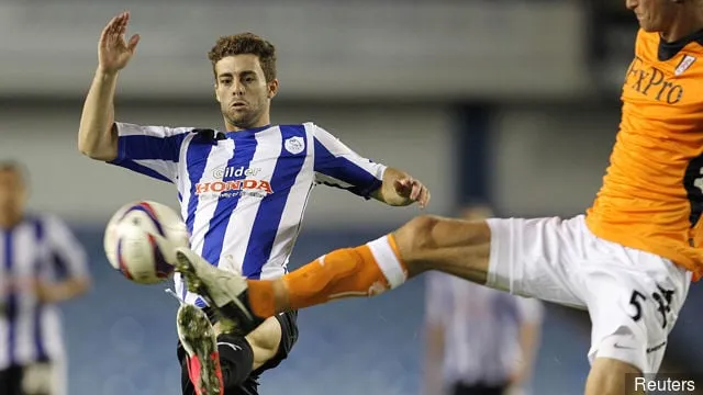 水曜日のシェフィールドのロドリがフラムのブレデ・ハンゲランド（右）と対戦' title='リーズ・ユナイテッド、元シェフィールド・ウェンズデイのストライカー、ロドリゴ・リオス・ロサーノの「権利」獲得に関与