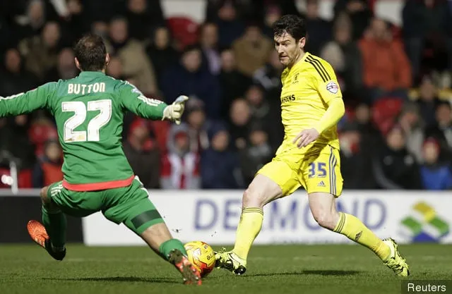 David Nugent di Middlesborough in azione con David Button di Brentford' title='Report: il Fulham è in trattative avanzate per ingaggiare David Button del Brentford