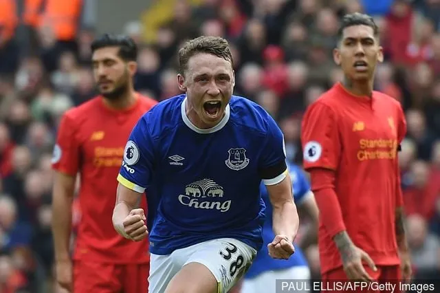 Everton tillkännager nytt kontrakt för Matthew Pennington efter Leeds United-låneperioden