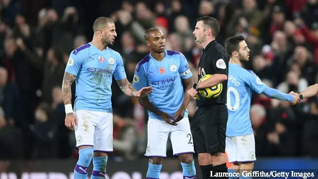 Фернандыньё і Кайл Уокер з 'Манчэстэр Сіці' размаўляюць з арбітрам матчу Майклам Оліверам пасля матчу Прэм'ер-лігі паміж ФК 'Ліверпуль' і 'Манчэстэр Сіці' на 'Энфілдзе' 10 лістапада...' title='Яя Турэ ставіць пад сумнеў рашэнне Пепа Гвардыёлы аб выбары Манчэстэр Сіці