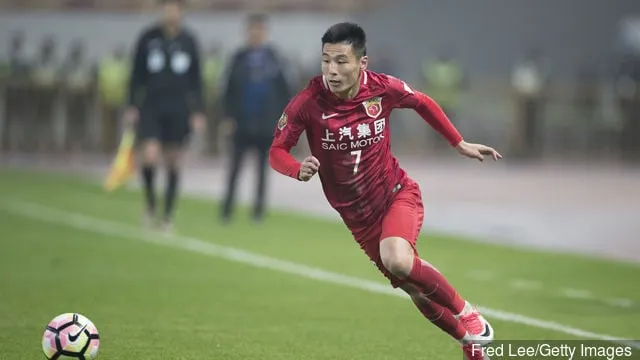 Wu lei' title='Les Wolves cibleraient Wu Lei, surnommé « Maradona chinois » par son coéquipier de Shanghai, Oscar