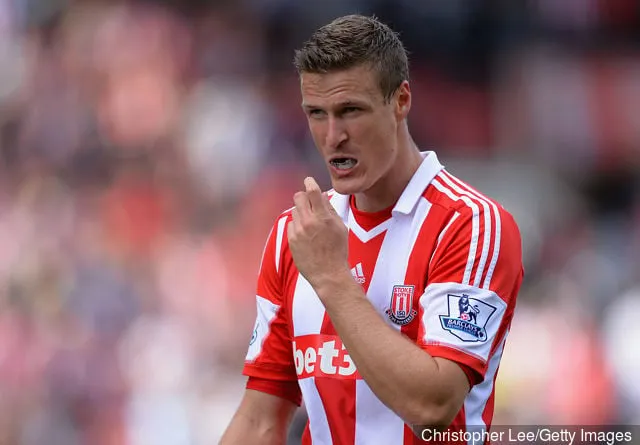 2013年8月24日、ストーク・オン・トレントのブリタニア・スタジアムで行われたバークレイズ・プレミアリーグのストーク・シティ対クリスタル・パレスの試合中に、ストーク・シティのロバート・ヒュースがマウスガードを外す。' title='ストークファンはロバート・ヒュースにレスター放出後の復帰を促す