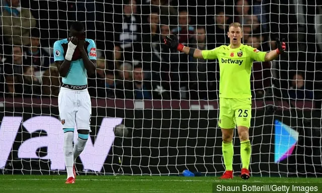 웨스트햄 유나이티드의 체이쿠 쿠야테가 1일 런던 스타디움에서 열린 웨스트햄 유나이티드와 리버풀의 프리미어리그 경기 중 웨스트햄 유나이티드의 조 하트가 반응하는 동안 낙담한 표정을 짓고 있다.' title='웨스트햄 스타 체이쿠 쿠야테에 대한 관심 보도에 대한 대니 가비돈의 저주스러운 반응