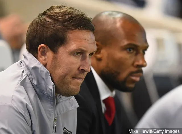 카디프 관리인 스콧 영(Scott Young)과 대니 가비돈(Danny Gabbidon)이 브라이튼 간의 스카이 베트 챔피언십 경기를 지켜보고 있습니다.' title='웨스트햄 스타 체이쿠 쿠야테에 대한 관심 보도에 대한 대니 가비돈의 저주스러운 반응