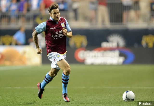 元アストン・ヴィラミッドフィールダーのクリス・ハードがジリンガムに加入