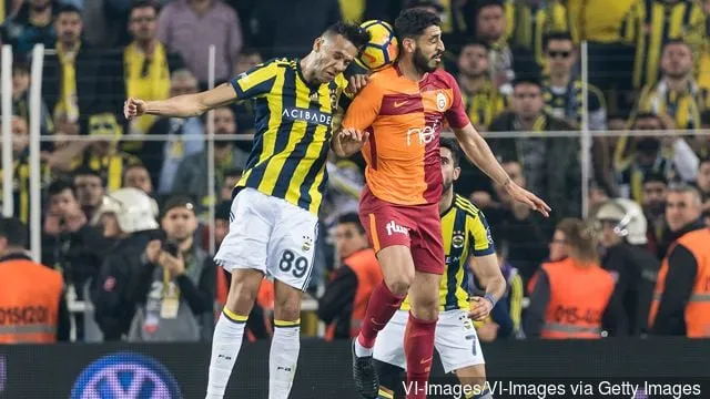 (L-R) Josef de Souza Dias, a Fenerbahce, Tolga Cigerci, a Galatasaray SK játékosa a török ​​Spor Toto Super Liga Fenerbahce AS és Galatasaray AS mérkőzésén a Sukru Saracoglu Stadionban a...' title='Jelentés: A Crystal Palace azt mondta, hogy növelje Josef de Souza ajánlatát a tárgyalások folytatásakor