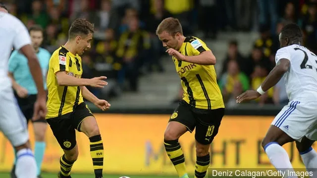 Emre Mor de Dortmund (l) y Mario Goetze de Dortmund (r) en acción durante el partido amistoso entre AFC Sunderland v Borussia Dortmund en Cashpoint Arena el 5 de agosto de 2016 en Altach...' title='Un experto en fútbol turco dice que el objetivo potencial del Leeds 'realmente no ofrece mucho