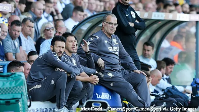 El gerente de Leeds United, Marcelo Bielsa, observa durante el partido del campeonato Sky Bet entre Leeds United y el condado de Derby en Elland Road el 21 de septiembre de 2019 en Leeds, Inglaterra.' title='Un experto en fútbol turco dice que el objetivo potencial del Leeds 'realmente no ofrece mucho