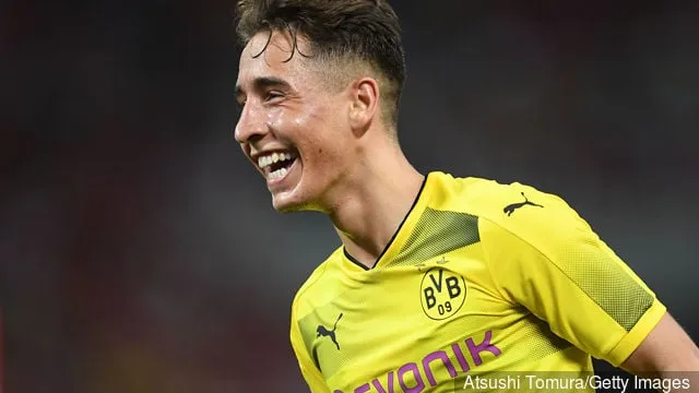 Emre Mor del Borussia Dortmund celebra tras marcar un gol durante el partido amistoso de pretemporada entre Urawa Red Diamonds y Borussia Dortmund en el estadio de Saitama el 15 de julio de 2017 en...' title='Un experto en fútbol turco dice que el objetivo potencial del Leeds 'realmente no ofrece mucho