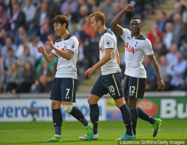 Victor Wanyama von Tottenham Hotspur feiert das fünfte Tor seiner Mannschaft während des Premier-League-Spiels zwischen Hull City und Tottenham Hotspur im KC Stadium am 21. Mai 2017 in...' title='Victor Wanyama ist offen für die Rückkehr von Celtic