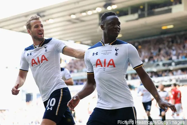 Victor Wanyama von Tottenham Hotspur feiert das erste Tor seiner Mannschaft mit Harry Kane von Tottenham Hotspur während des Premier-League-Spiels zwischen Tottenham Hotspur und Manchester...' title='Victor Wanyama ist offen für die Rückkehr von Celtic