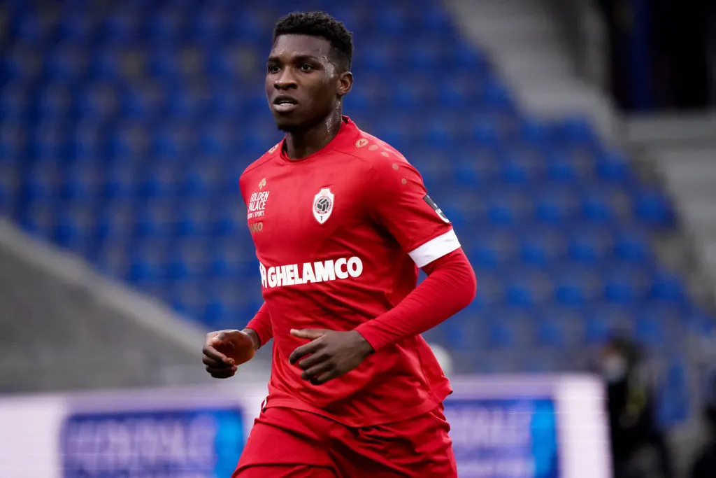 Le Celtic a accepté une offre de 3 millions de livres sterling et maintenant Aurelio Buta ressemble à un gros raté