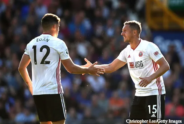 Phil Jagielka y John Egan del Sheffield United se dan la mano durante el partido de la Premier League entre el Everton FC y el Sheffield United en Goodison Park el 21 de septiembre de 2019 en Liverpool...' title='Phil Jagielka envía mensaje a los fanáticos del Everton en Instagram Tim Howard responde