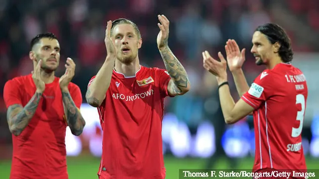 Sebastian Polter dell'1. FC Union Berlin applaude i tifosi dopo la partita della Bundesliga tra 1. FC Union Berlin e Hertha BSC allo Stadion An der Alten Foersterei il 2 novembre 2019 a Berlino...' title='L'eroe del culto del QPR Sebastian Polter è diventato una leggenda in Germania