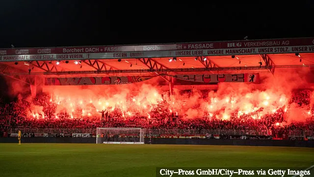I tifosi dell'Union Berlin durante la partita della Bundesliga tra il 1° FC Union Berlin e l'Hertha BSC allo Stadion an der Alten Foersterei il 2 novembre 2019 a Berlino, Germania.' title='L'eroe del culto del QPR Sebastian Polter è diventato una leggenda in Germania