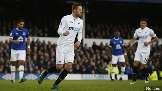 Ньюкасл Юнайтэд хацеў Гілфі Сігурдсана з Суёнсі Сіці ў 2012 годзе; замест гэтага атрымаў правал свабоднага агента