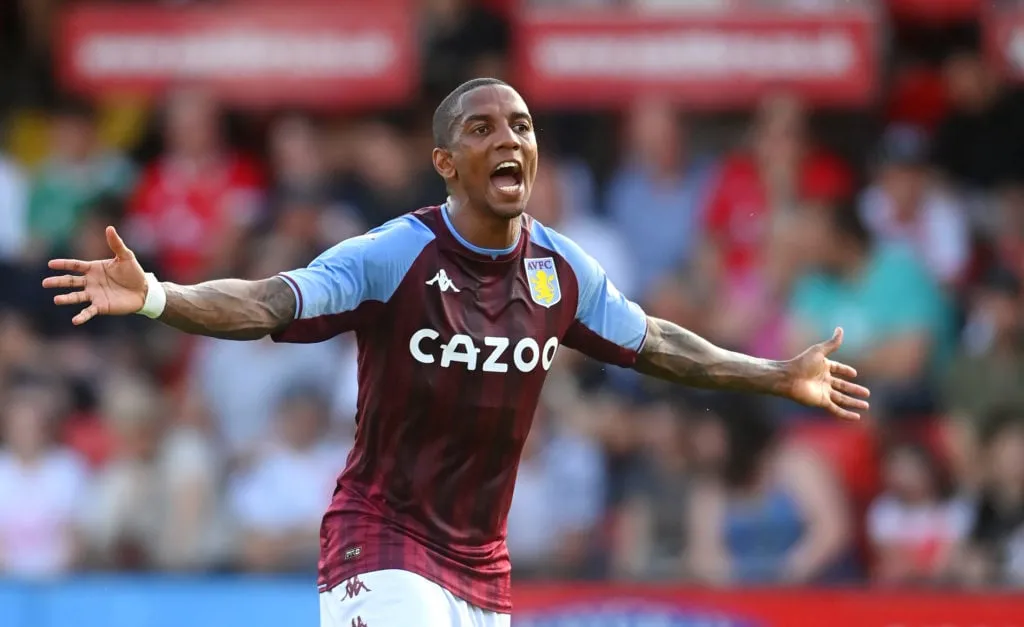 レポートは、アシュリー・ヤングがすでにアストン・ヴィラの新しいチームメイトをどのように驚かせているかを説明しています