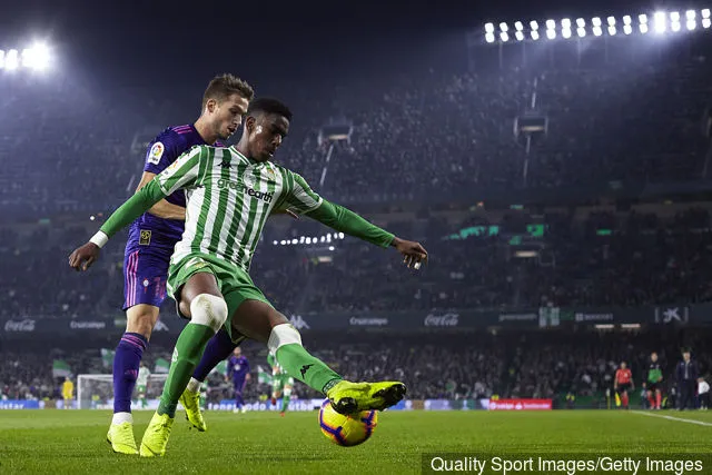 Hector Junior Firpo Adames (R) van Real Betis strijdt om de bal met Andrew Hjulsager van RC Celta de Vigo tijdens de La Liga-wedstrijd tussen Real Betis Balompie en RC Celta de Vigo op...' title='Verslag: Liverpool krijgt nu concurrentie van Barcelona voor Junior Firpo