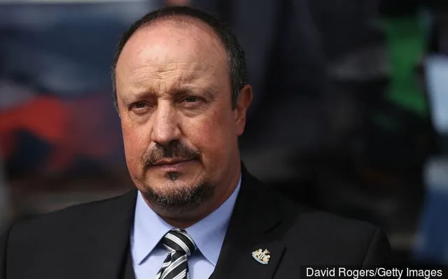 Rafael Benitez, il manager del Newcastle United, guarda durante la partita della Premier League tra Huddersfield Town e Newcastle United a John Smith' title='Andy Cole sostiene la ricerca del Newcastle contro Divock Origi del Liverpool