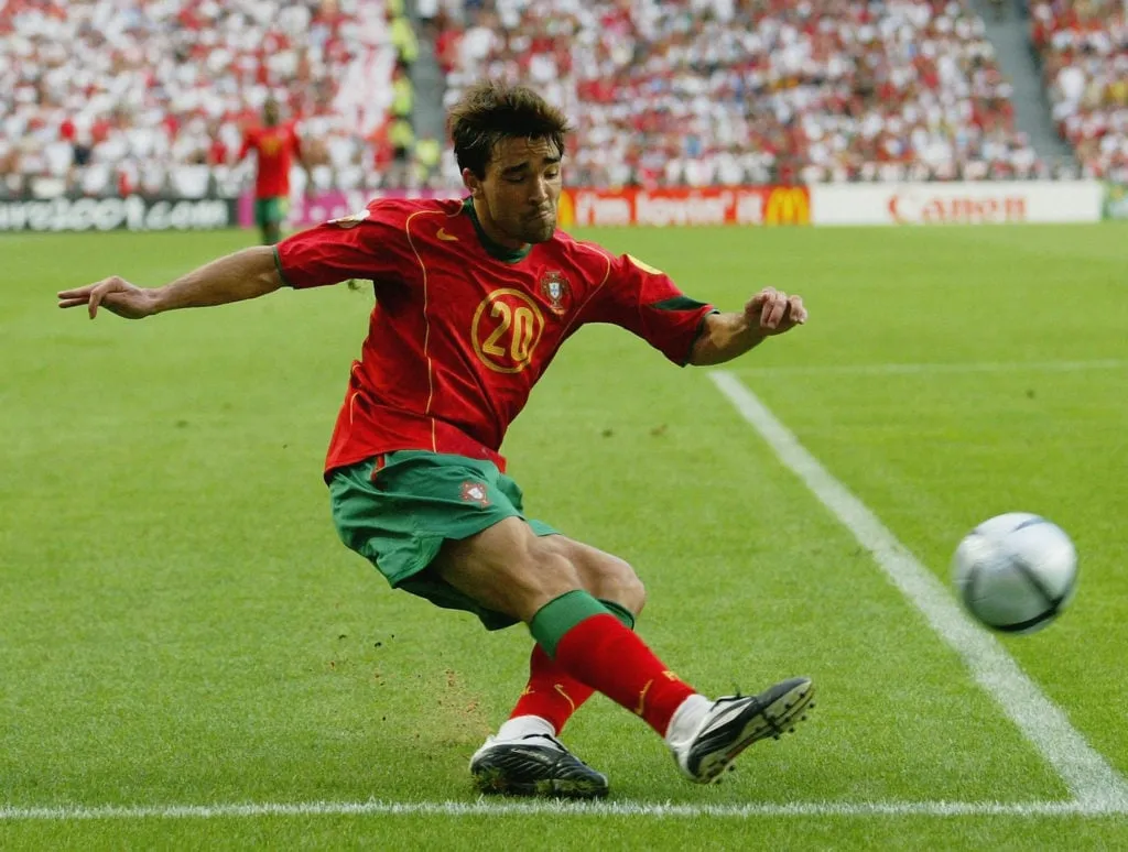LISSABON PORTUGAL - 24 JUNI: Deco van Portugal kruist de bal tijdens de UEFA Euro 2004 Kwartfinale tussen Portugal en Engeland in het Luz Stadion op 24 juni 2004 in Lissabon, Portugal. (Foto door Shaun Botterill/Getty Images)' title='‘Opmerkelijke voetballer’: Agent opgelucht dat zijn ster van £ 17 miljoen niet bij Wolves kwam