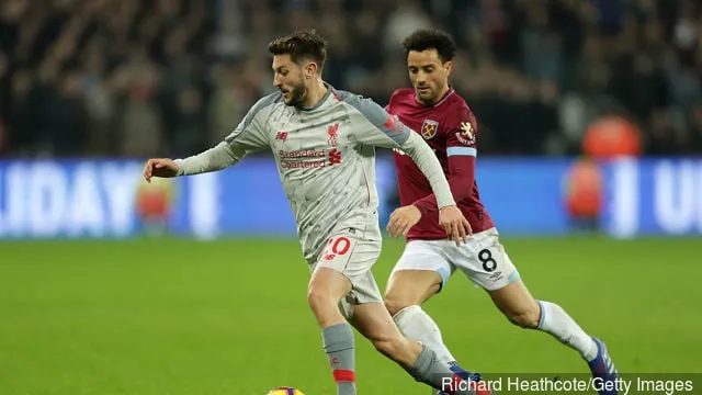 Adam Lallana aus Liverpool kämpft während des Premier-League-Spiels zwischen West Ham United und dem FC Liverpool im Londoner Stadion um den Ballbesitz mit Felipe Anderson von West Ham United.' title='Marlon Harewood erhebt große Behauptungen über West Ham-Star Felipe Anderson