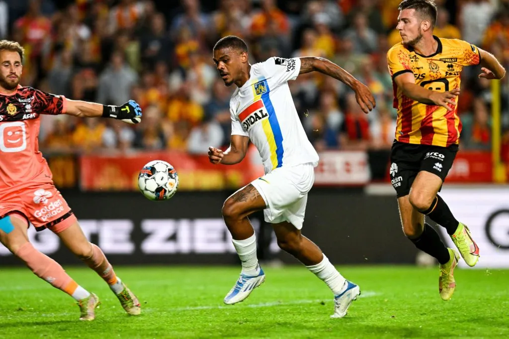 SOCCER JPL D5 KV MECHELEN VS KVC WESTERLO' title='Burnleyn reuna lähempänä Lyle Fosteria, kun 9 miljoonan punnan hyökkääjä ilmoittaa joukkuetovereillesi siirrosta