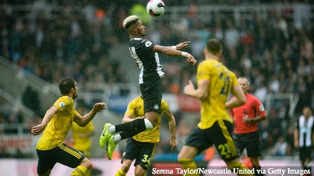 Joelinton, a Newcastle United (9) magasba ugrik, hogy fejjel fejelje a labdát a Newcastle United és az Arsenal FC Premier League-mérkőzésen a St. James Parkban 2019. augusztus 11-én, Newcastle-ben...' title='Michael Chopra lesújt az „undorító” Newcastle-re, és kritizálja Joelintont