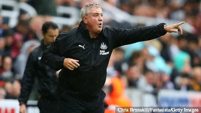 A Newcastle United menedzsere, Steve Bruce az oldalvonalról int a Newcastle United és az Arsenal FC Premier League-mérkőzésen a St. James Parkban 2019. augusztus 11-én, Newcastle-ben...' title='Michael Chopra lesújt az „undorító” Newcastle-re, és kritizálja Joelintont