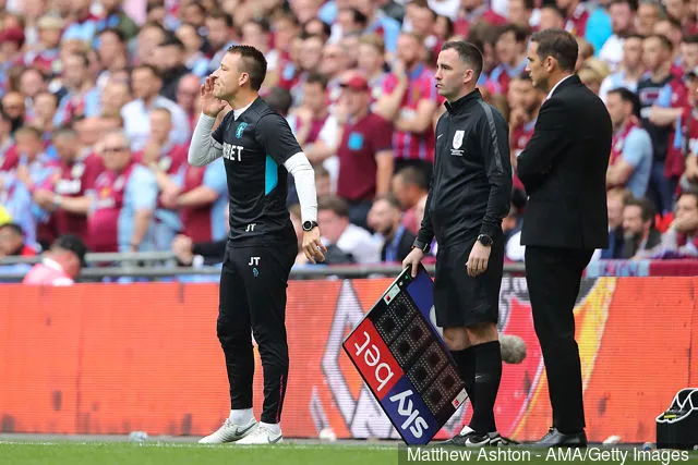 Los ex compañeros del Chelsea, el entrenador en jefe asistente del Aston Villa, John Terry, se encuentran en la línea de banda con el entrenador en jefe del Derby County, Frank Lampard, durante el play-off del campeonato Sky Bet...' title='Informe: Aston Villa quiere jugadores de España y Francia