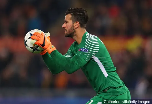 Alisson Becker del AS Roma durante el partido de vuelta de los cuartos de final de la Liga de Campeones de la UEFA entre el AS Roma y el FC Barcelona en el Stadio Olimpico el 10 de abril de 2018 en Roma, Italia.' title='Alisson Becker rompe el silencio sobre el posible cambio del Liverpool y quiere una decisión antes del Mundial