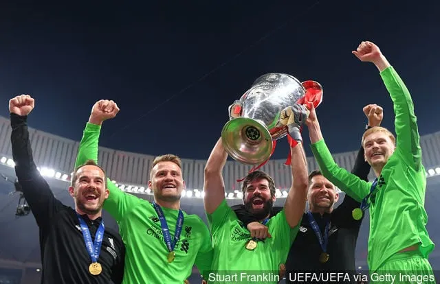 Simon Mignolet Alisson y Caoimhin Kelleher del Liverpool y el personal celebran con el Trofeo de la Liga de Campeones después de ganar la final de la Liga de Campeones de la UEFA entre Tottenham Hotspur y...' title='El portero del Liverpool Simon Mignolet comenta sobre su futuro