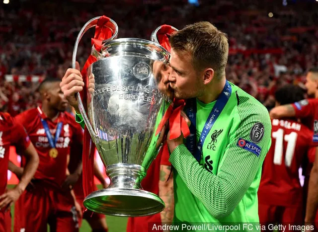(EL SOL EL SOL EL DOMINGO) Simon Mignolet del Liverpool levantando el trofeo de la Liga de Campeones de la UEFA al final de la final de la Liga de Campeones de la UEFA entre Tottenham Hotspur y...' title='El portero del Liverpool Simon Mignolet comenta sobre su futuro