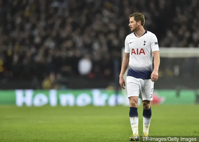 Jan Vertonghen de Tottenham regarde lors des huitièmes de finale aller de la Ligue des champions de l'UEFA entre Tottenham Hotspur et le Borussia Dortmund au stade de Wembley le 13 février 2019...' title='Reportage : l'Ajax rêve d'un double raid à Tottenham pour Toby Alderweireld et Jan Vertonghen