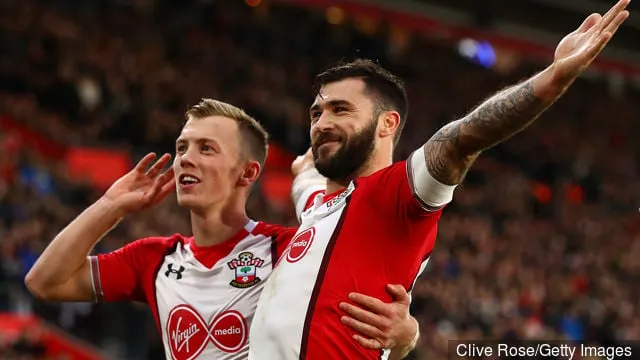 Чарлі Осцін з Саўтгемптана святкуе з таварышам па камандзе Джэймсам Уорд-Проўзам пасля таго, як забіў першы гол сваім камандам у матчы Прэм'ер-лігі паміж Саўтгэмптанам і Хадэрсфілд Таўн на Сэнт-Люсі.' title='«Вярніся»: заўзятары КПР адпраўляюць паведамленне Чарлі Осціну з Саўтгемптана