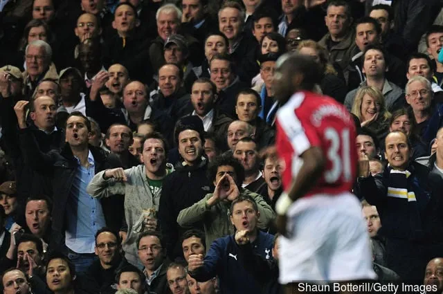 Los fanáticos del Tottenham Hotspur reprenden a Sol Campbell del Arsenal durante el partido de Barclays Premier League entre Tottenham Hotspur y Arsenal en White Hart Lane el 14 de abril de 2010 en Londres, Inglaterra.' title='Sky Andrew revela un hecho sorprendente sobre el controvertido movimiento de Sol Campbell del Tottenham al Arsenal