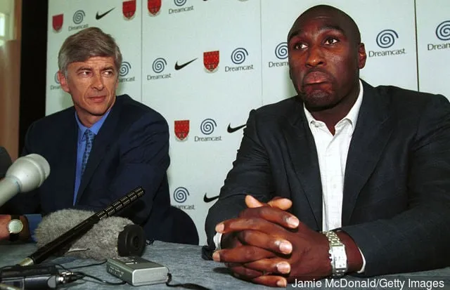 3 de julio de 2001: Sol Campbell' title='Sky Andrew revela un hecho sorprendente sobre el controvertido movimiento de Sol Campbell del Tottenham al Arsenal