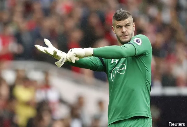 웨스트햄은 이번 여름 사우샘프턴의 골키퍼 프레이저 포스터를 영입하기 위한 5/1 경쟁자로 선정되었습니다.